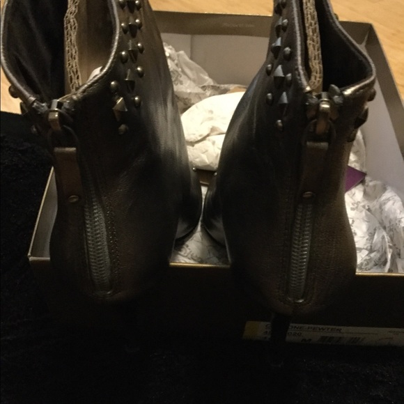 Shoe - Picture 2 of 3